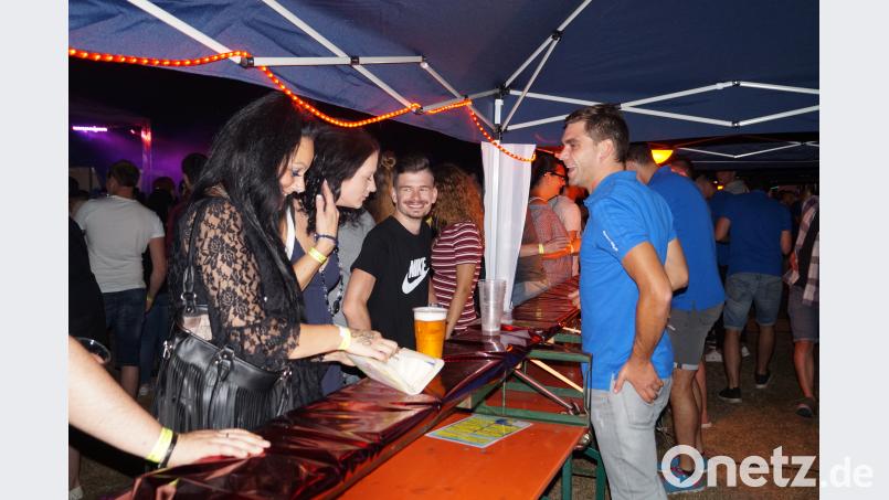 Die Fußballer in ihren blauen T-Shirts versorgten die vielen Gäste mit kühlen Getränken. du