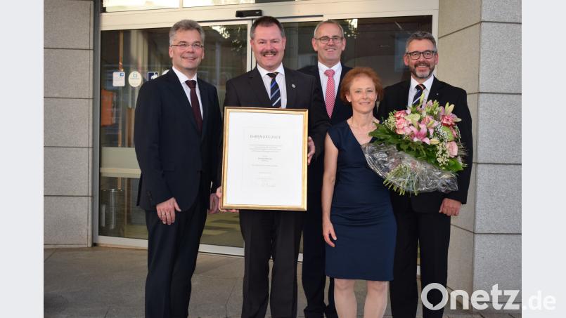 Eine hohe Auszeichnung wurde Bernhard Werner, dem Vorstandssprecher der Raiffeisenbank im Naabtal, zu Teil. Der Genossenschaftsverband Bayern würdigte seine Leistungen mit der Verleihung der silbernen Ehrennadel. Es gratulierten von links: Alexander Büchel, Mitglied des Vorstandes GVB, Aufsichtsratsvorsitzender Hans Kreckl, Ehefrau Hermine und Vorstandskollege Christian Seidel. Bild: bnr