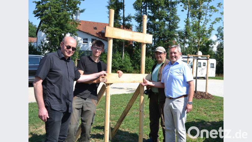 Bürgermeister Joachim Neuß und Architekt Johann Ernst leisten bei der offiziellen Übergabe des Wohnmobil-Stellplatzes Beistand beim Anbringen des Schaukastens. cs