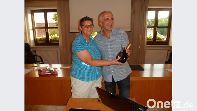Judith Zaus vom Vereinsausschuss dankt Markus Grohmann mit einer Flasche wein für seine Erläuterung zur neuen EU-Datenschutzverordnung. soj