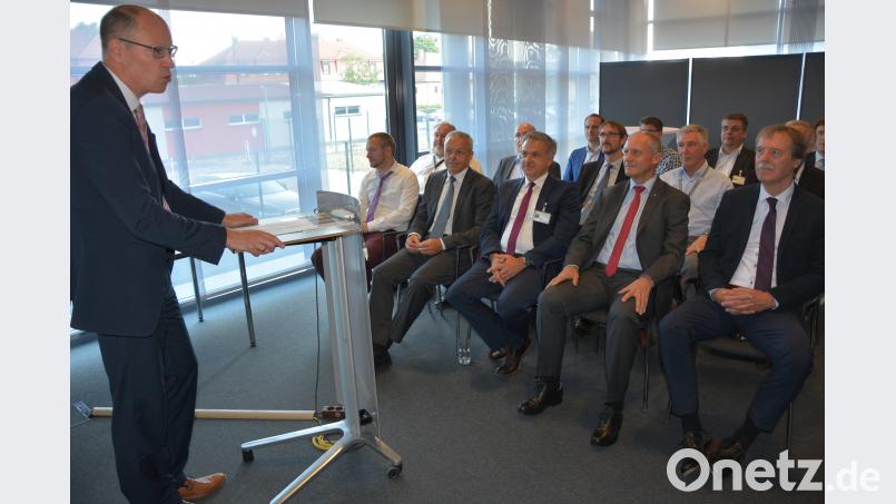 Schott-Standortleiter Stefan Rosner bei seiner Rede vor den geladenen Gästen. jr