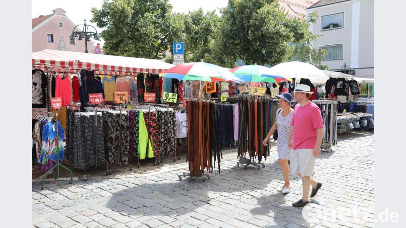 In Schwandorf hatten am Sonntag die Geschäfte geöffnet und der Jakobimarkt ging über die Bühne. Einige Bürger nutzten das, um über den Markplatz zu schlendern. Gerhard Götz