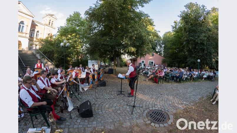 Trotz heißer Temperaturen konnten die Besucher im Schatten der großen Bäumen den Klängen lauschen ohne ins Schwitzen zu kommen. dtr