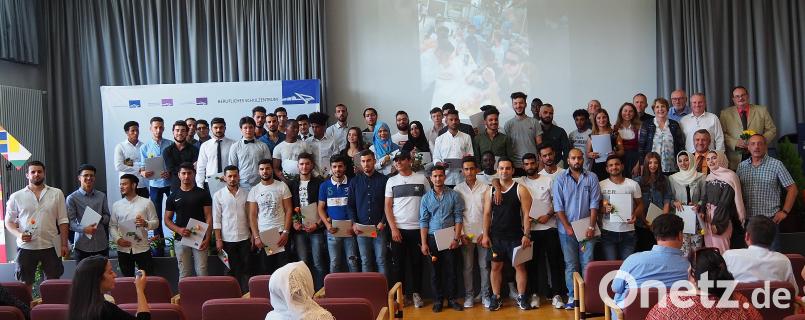 Über ihre Abschlusszeugnisse freuen sich 54 Schüler der Integrations- und der Alphabetisierungsklasse der Europaberufsschule. 4 schließen mit einer Eins vor dem Komma ab. Bühner