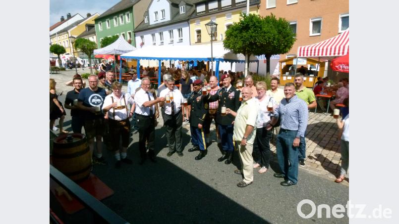 US-Militärs und Stadträte stoßen auf ein Gelingen des Festes an rn