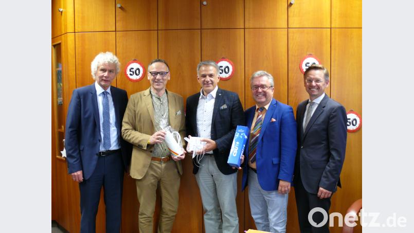 Die Gratulanten im Bürgermeisterzimmer: Bernd Sommer zusammen mit Landrat Wolfgang Lippert und von rechts MdL Tobias Reiß, Bezirksrat Toni Dutz und Bürgermeister Roland Grillmeier. kgg