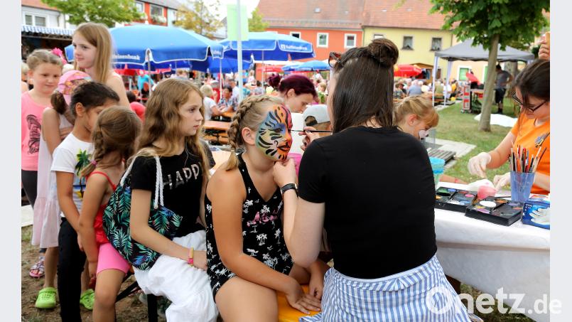 Bunte Gesichter gab es beim Kinderschminken. mef