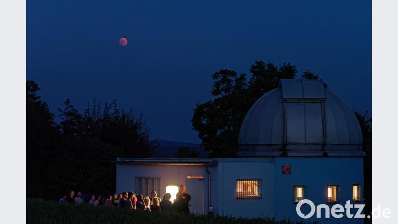 Zur blauen Stunde färbte sich der Mond rot.. tr