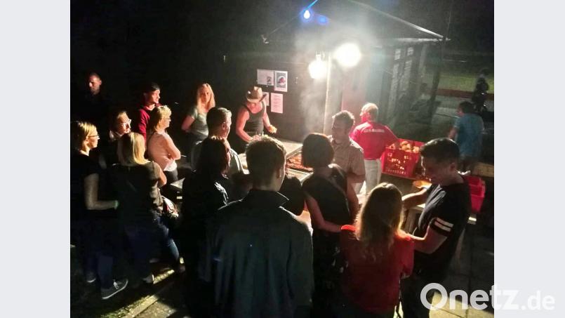 Wer feiert, bekommt auch Hunger. So sind die Verpflegungsstände bei der Balla-Balla-Party dicht umlagert. hai