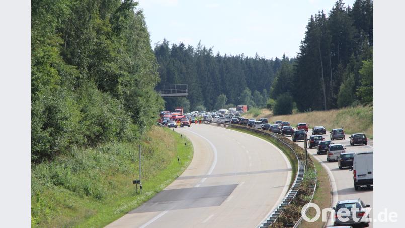 Rückstau auf der A93 nach einem Unfall bei Saalhaupt. Alexander Auer