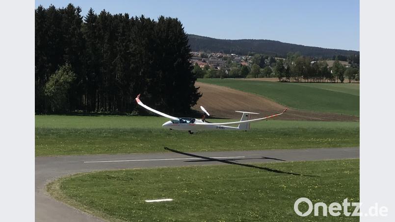 Beim Start benutzt ein Segelflieger einen kleinen Motor. gdö