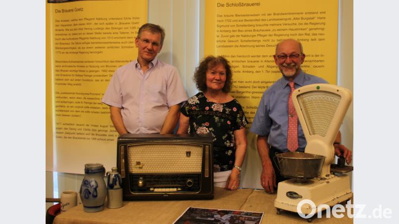 Ausstellung &quot;900 Jahre Altendorf&quot;: Bürgermeister Georg Köppl, Maria Goetz und Hans Baumer (von rechts) freuen sich über zahlreich zur Vergügung gestellte Exponate wie die alte Gemüsewaage oder das Radio. kö