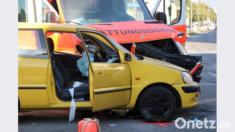 Krankenwagen kollidiert mit Auto. Auer, Alexander
