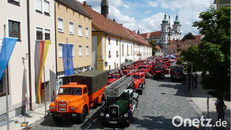 Die Ausfahrt des Oldtimertreffens ging dieses Jahr an den Johannisplatz. flm