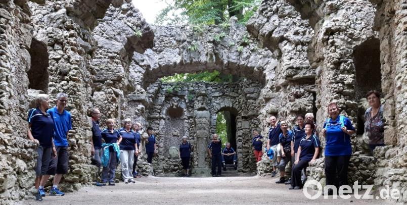 Die Teilnehmer im Ruinen- und Grottentheater im Felsengarten Sanspareil. exb