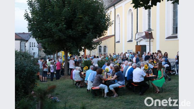 Nach dem Dankgottesdienst wird im Kirchenpark gefeiert njn