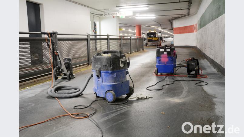 Die Mittelspindel hinab zum zweiten Untergeschoss der Allee-Garage blockieren seit Montag morgen Handwerker mit ihren Geräten. Schönberger