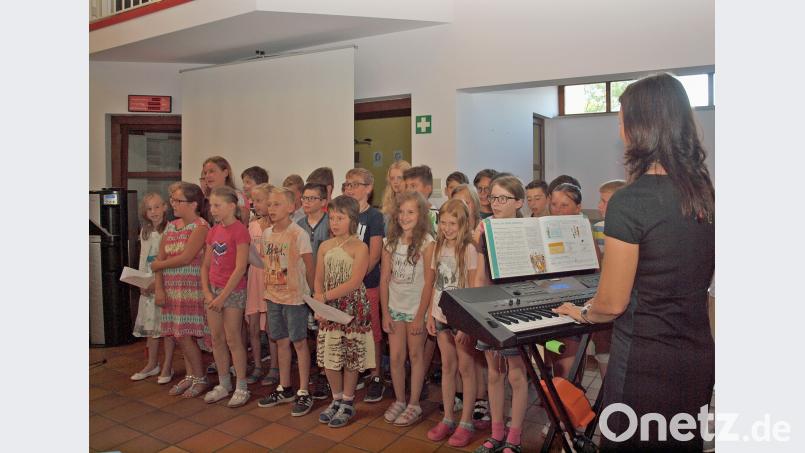 &quot;Die vier Jahre gehen zu Ende“ singen die Schüler der 4. Klassen, von Schulleiterin Christine Kölbl begleitet. sön