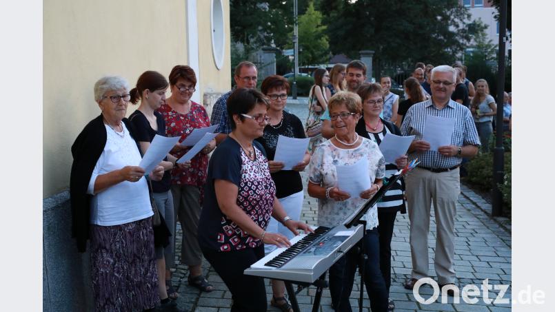 Musikalische Geburtstagsgrüße überbingt der Steinwald-Chor njn