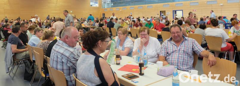 Rund 500 Personen folgten der Einladung der Frauen-Union zum „Tag der Begegnung“ für Nicht-Behinderte und Behinderte in der Sportparkhalle. Bild: ohr