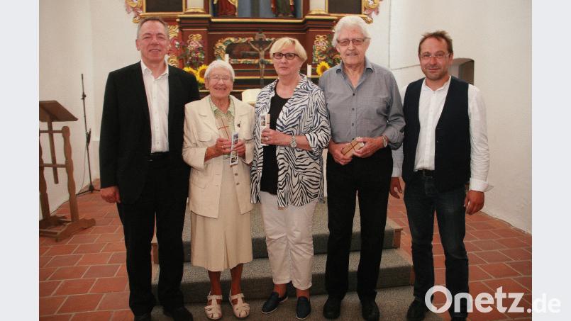 Pfarrer Christoph Schmidt (links) und Kantor Michael Grünwald (rechts) sagten den langjährigen Sängern Brigitte Sauer, Irmgard Spörrer und Karl Spörrer (von links) herzlichen Dank. wro