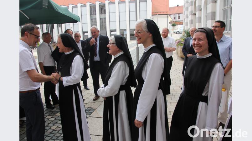 Zur Gratulationscour war auch der Zisterzienser-Konvent angetreten. Vorne Äbtissin Laetitia. kro