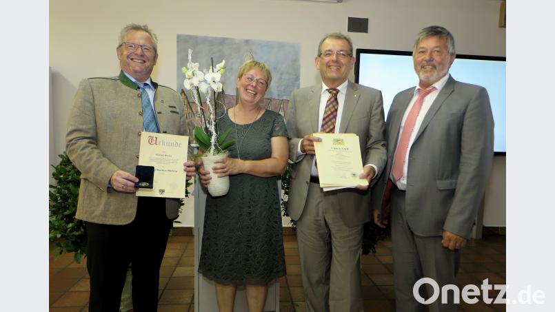 Schulamtsdirektor Georg Kick (rechts) überreichte Rektor Michael Winter (Zweiter von rechts) die Urkunde zur Versetzung in den Ruhestand und verabschiedete Schulsekretärin Anita Gareis (Zweite von links). Oberbürgermeister Andreas Feller (links) verlieh Michael Winter die Konrad-Max-Kunz-Medaille. Hirsch