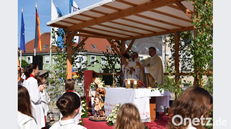 Domkapitular Johann Ammer feierte in Konzelebration mit Pfarrer Markus Ertl den Festgottesdienst zum Mutter-Anna-Fest am Marktplatz. bnr