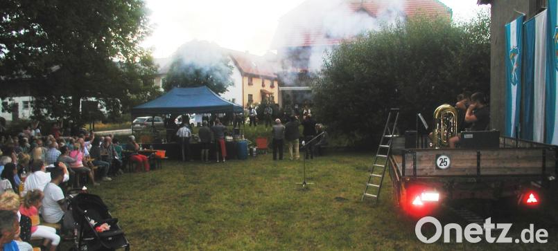Gewaltige Böllerschüsse begleiteten den Spatenstich für das "schwebende Schlachthaus". Die Auftakt stieß auf großes Interesse der Bevölkerung. ld