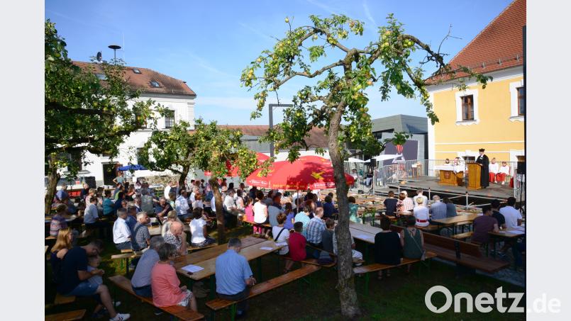 Pfarrer Manuel Sauer spricht zum 50-jährigen Bestehen der Jugendgruppe Parkstein. bey