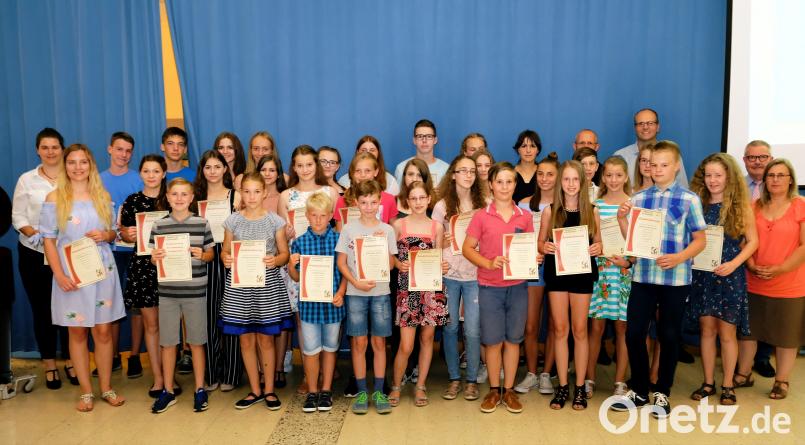 Für Spitzenleistungen wurden zum Abschluss des Schuljahres insgesamt 31 Schülerinnen und Schüler der Jahrgangsstufen 5 bis 10 des Gymnasiums Eschenbach geehrt. Unser Bild zeigt die Jahrgangsbesten mit der Schulleitung und Elternbeiratsvorsitzenden Reinhard Scharf. do