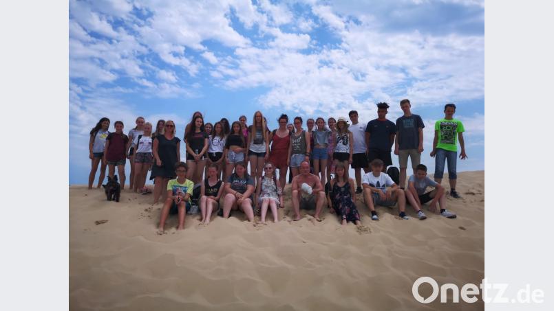 Ein zugelaufene Hündchen lässt es sich nicht nehmen, mit den Realschülern der Klassen 8e und 9d die Dune du Pilat zu besteigen. den