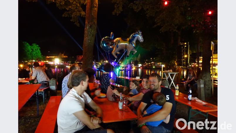 Auch nach dem Finale genossen die Besucher die laue Sommernacht am Hahnenweiher. mmj
