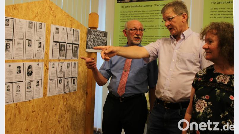 Ausstellung &quot;900 Jahre Altendorf&quot;: Bürgermeister Georg Köppl, Hans Baumer und Maria Goetz (von links) begutachten gesammelte Sterbebilder von Gefallenen der beiden Weltkriege. . kö