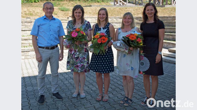 Schulleiterin Christine Kölbl (rechts) und Bürgermeister Erwin Geitner dankten den scheidenden Lehrkräften Andrea Schmid, Sandra Weitzer und Agathe Baldauf (von links). sön