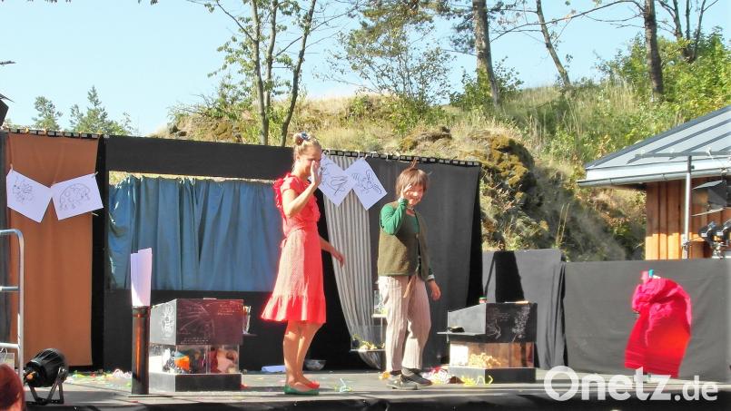 Die beiden Akteure (Barbara Trottmann und Doris Hofmann, von links) in der Schlussszene. hl
