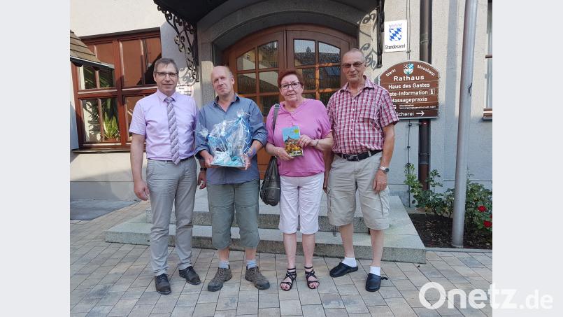 Bürgermeister Hermann Ach (links) dankt Roland Watzke für 20 Mal Moosbach sowie Rita Horina und Horst Weber für den zehnten Aufenthalt mit einem kleinen Präsent. gi
