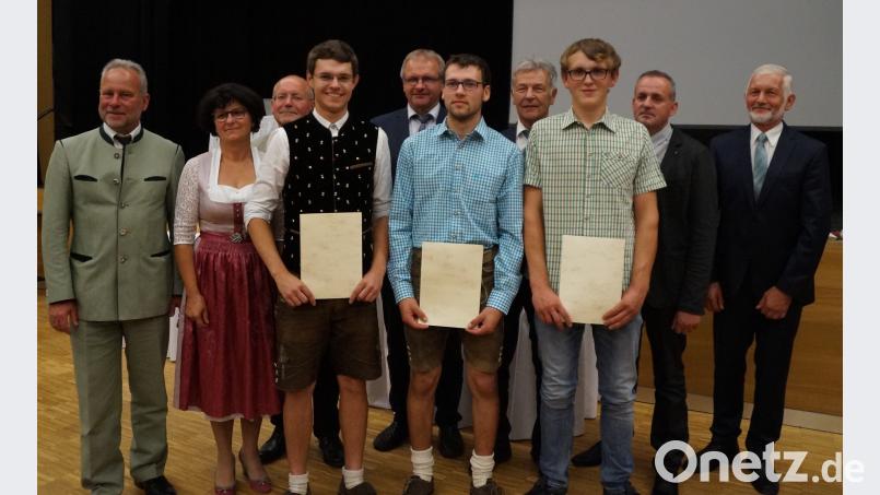 Josef Wendl, Vorsitzender des Prüfungsausschusses (rechts), gratulierte gemeinsam mit den Ehrengästen den drei besten Absolventen der Prüfung zum Landwirt. weu