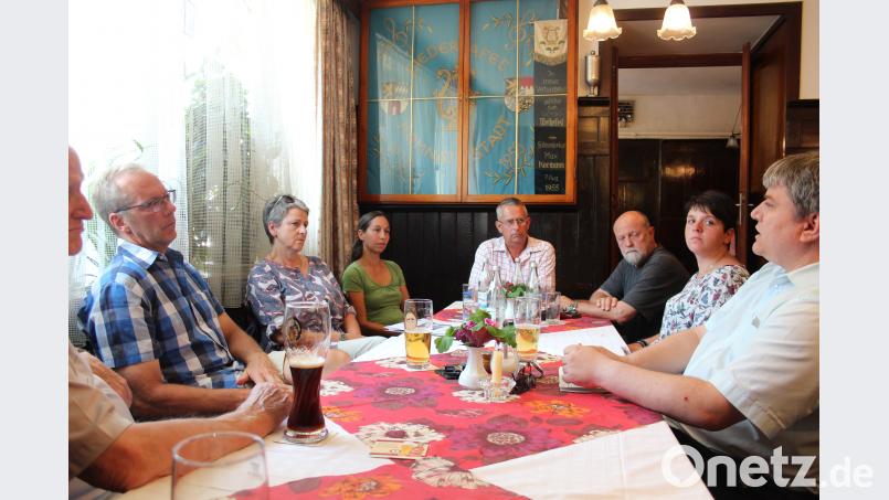 Bundestagsabgeordneter Stefan Schmidt (rechts) diskutiert mit den Kemnather Grünen sowie Landtagskandidatin Anna Toman (Zweite von rechts) über die Senkung der Gewerbesteuer in Kemnath. stg