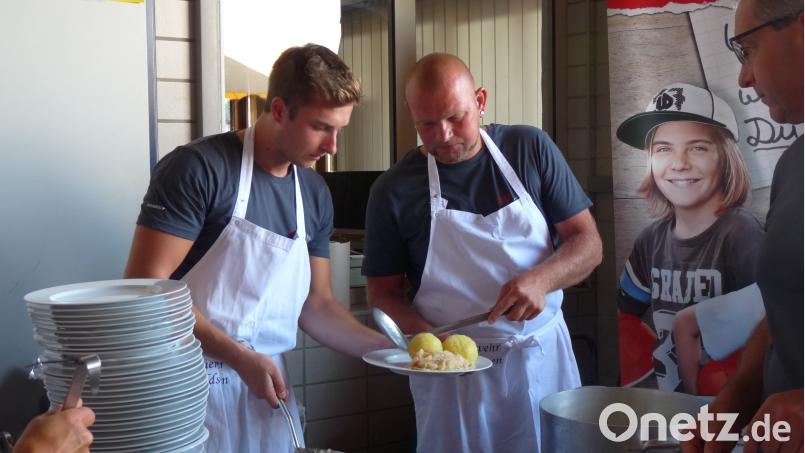 Bei vielen Bürgern blieb die Küche kalt- die Feuerwehr servierte Schweinebraten zu Mittag. flm
