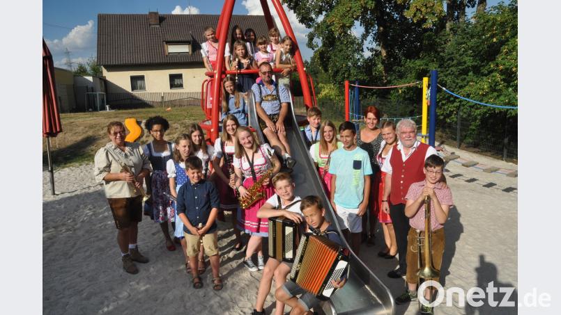 21 Nachwuchsmusiker spielen zu einer richtigen Serenade auf und begeistern Eltern und Geschwister. dob