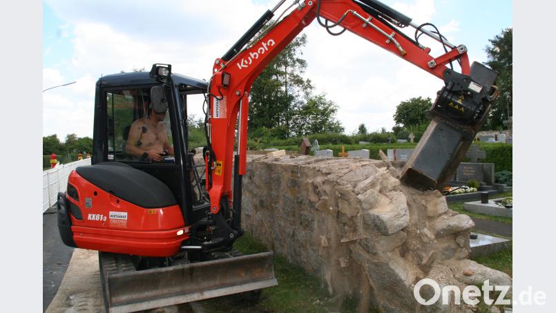 Stein für Stein wird die Mauer auf der Nordseite des Friedhofes abgetragen. fpoz