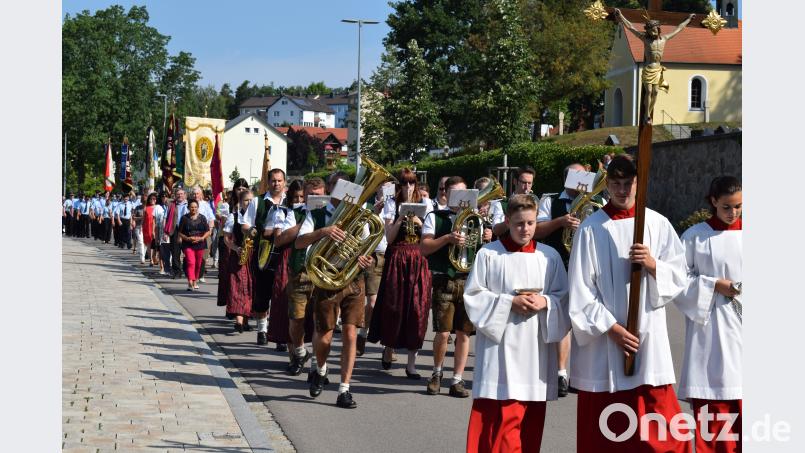 Angeführt von den &quot;Naabtaler Musikanten&quot; zogen die Vereine, Vertreter der kirchlichen und politischen Gremien und zahlreiche Gläubige in einer eucharistischen Prozession zum Kalvarienberg. bnr