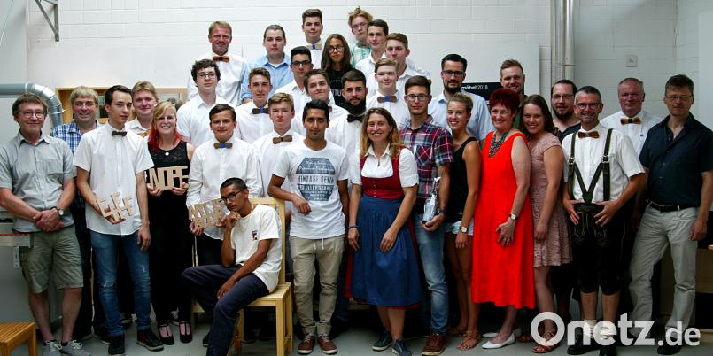 Die Schreinerklasse der Berufsschule zeigt in einer Ausstellung ihre Produkte aus Holz. R. Kreuzer