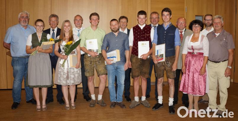 Studiendirektor Günter Dirnberger (fünfter von links) und stellvertretender Landrat Joachim Hanisch freuten sich gemeinsam mit den Klassenlehrern und Ehrengästen über die guten Leistungen der Schüler an der Berufsschul-Außenstelle. weu