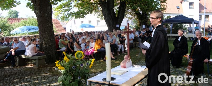 Pfarrer Michael Kelinske (stehend) begrüßt die große Schar Gläubiger beim „Gemeindetreff Flosser Amt&quot;, diesmal in Plößberg. le