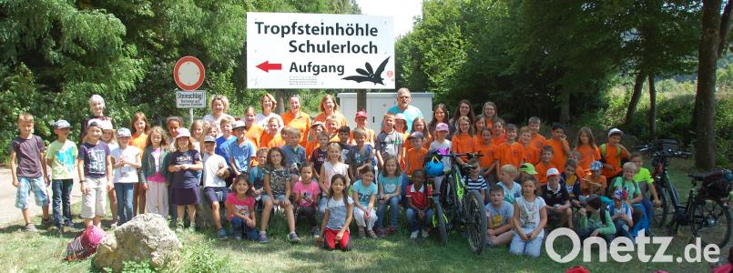 Bei einer Besichtigung der Tropfsteinhöhle &quot;Schulerloch&quot; trafen sich die Schulbrieffreunde aus Niedermurach und München zum ersten Mal persönlich. exb