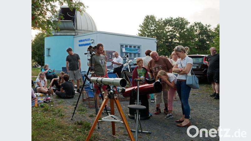 Schon bevor das Spektakel begann, übten sich Viele im Umgang mit dem Teleskop. tr