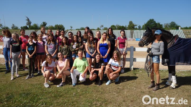 Mit der Fahrt ins ostbayerische Pferdezentrum Rieden macht Silke Hertel ihren Reitschülerinnen eine große Freude. jzk