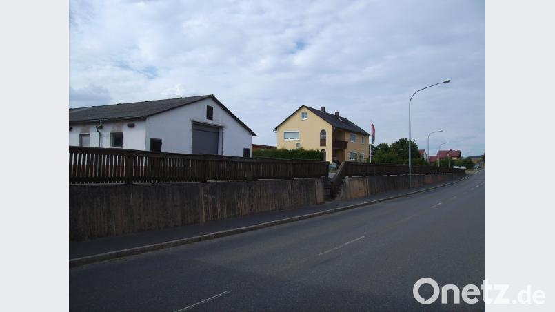 Ein neues Holzgeländer mit Metallelementen erhält die Mauer am Tremmersdorfer Straßenrand Richtung Speinshart. An fünf Stellen wird sie zudem begrünt. bjp